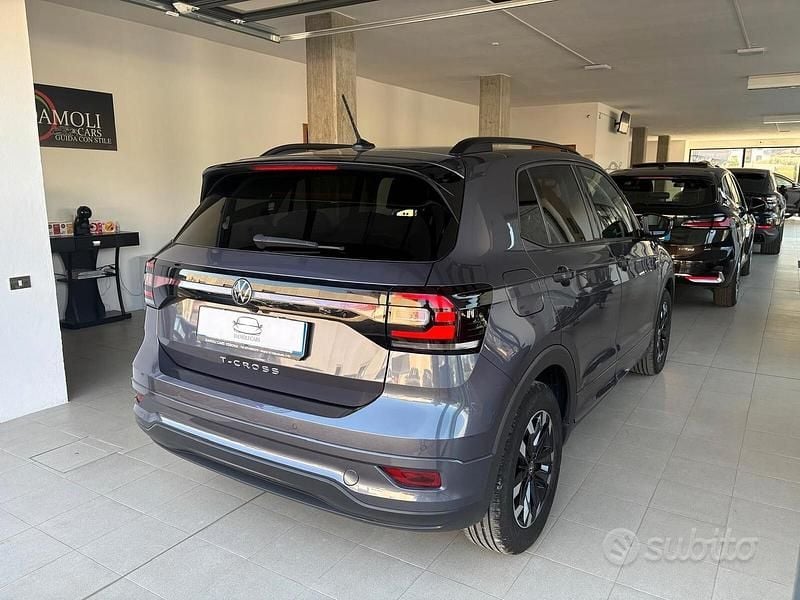 Usata VW T-Cross R-line 110 CV (80 kW) 2023 Grigio SUV