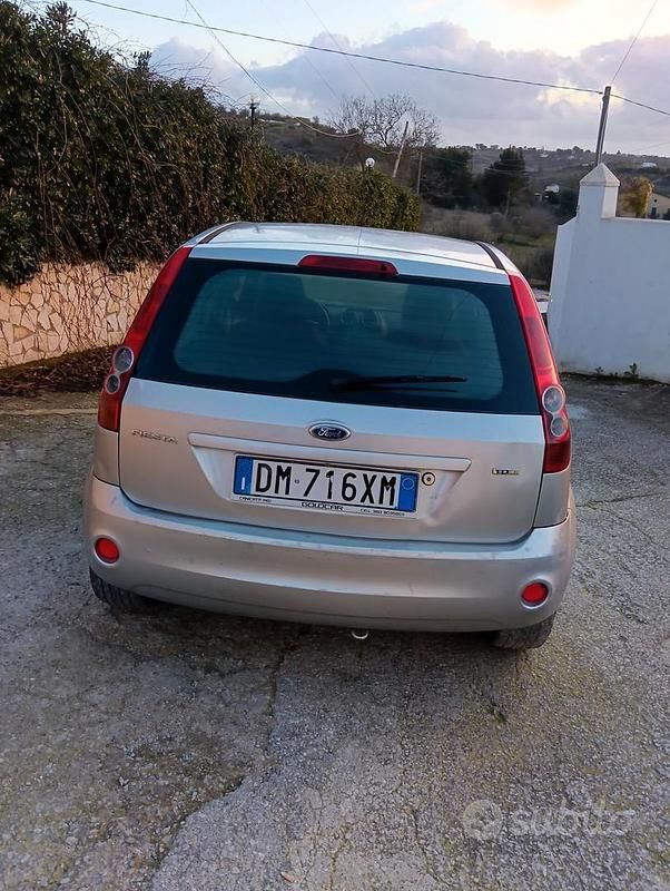 Usata Ford Fiesta Ghia 67 CV (49 kW) 2007 Grigio Berlina