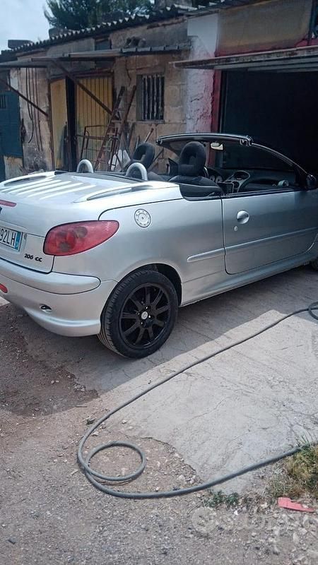 Usata Peugeot 206 CC 110 CV (80 kW) 2005 Grigio Cabrio