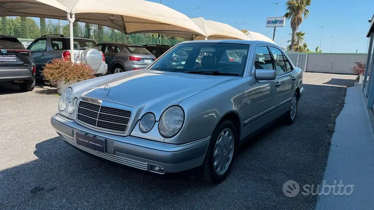 Usata Mercedes E200 Elegance 186 CV (136 kW) 1998 Grigio Berlina