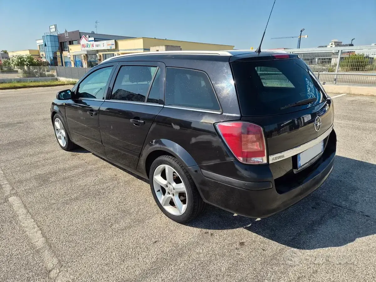 Usata Opel Astra Club 101 CV (74 kW) 2005 Nero Station wagon