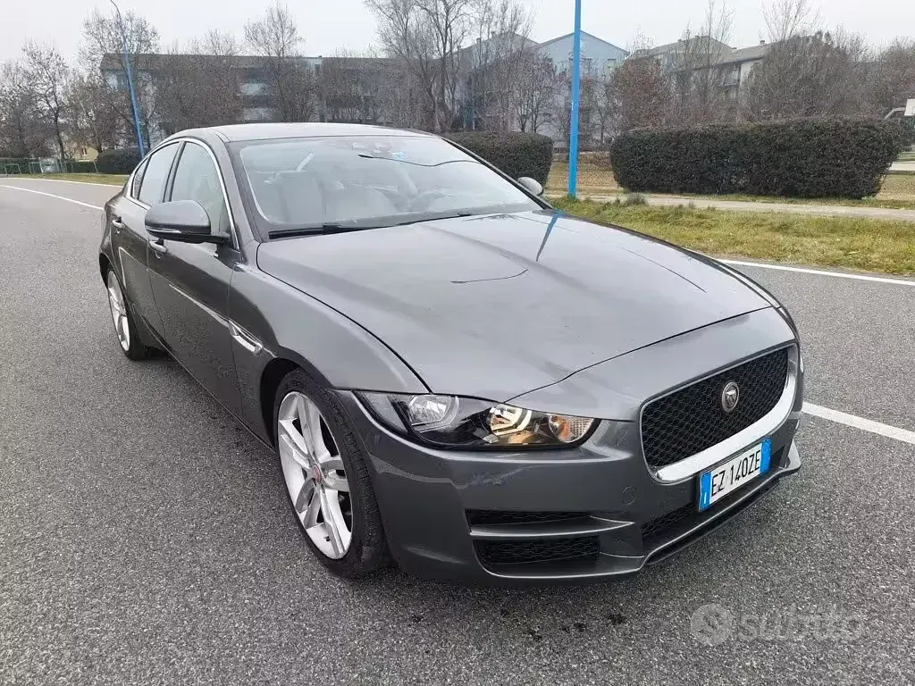 Usata Jaguar XE Portfolio 180 CV (132 kW) 2015 Grigio Berlina