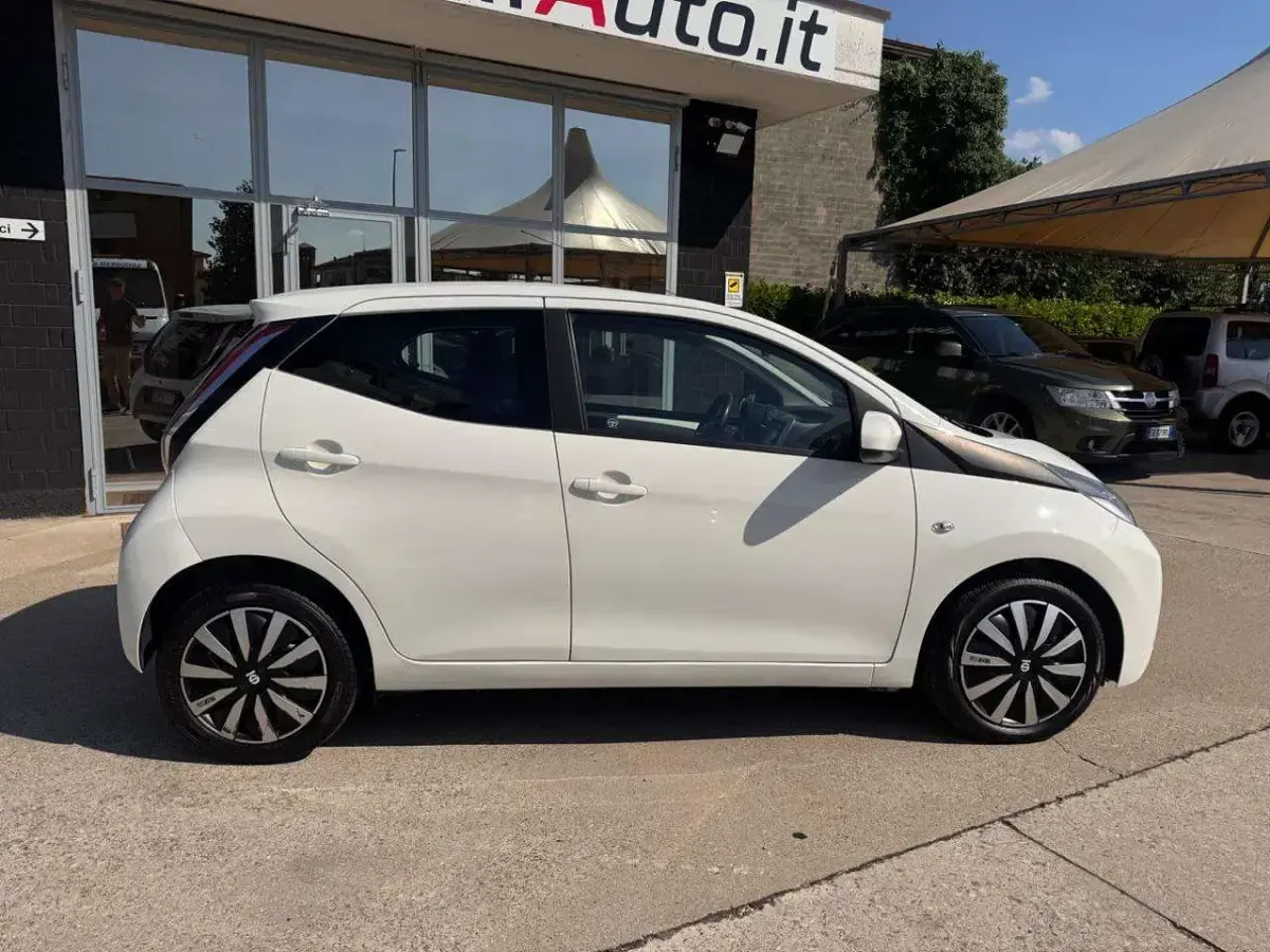 Usata Toyota Aygo X-Black 69 CV (50 kW) 2017 Bianco Utilitaria