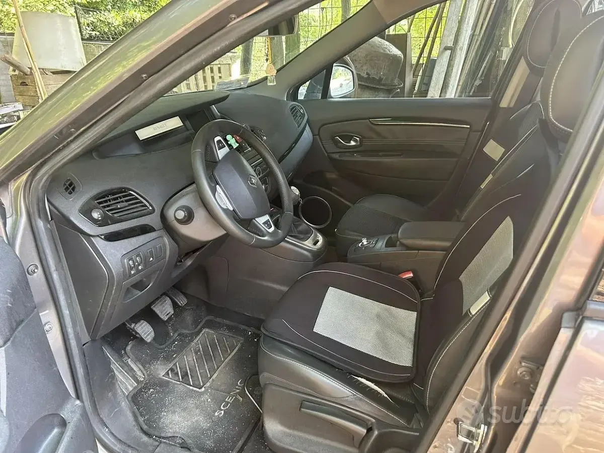 Usata Renault Scénic III 110 CV (80 kW) 2011 Grigio Monovolume