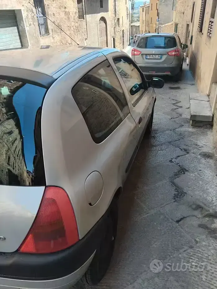 Usata Renault Clio 58 CV (42 kW) 2001 Grigio Berlina