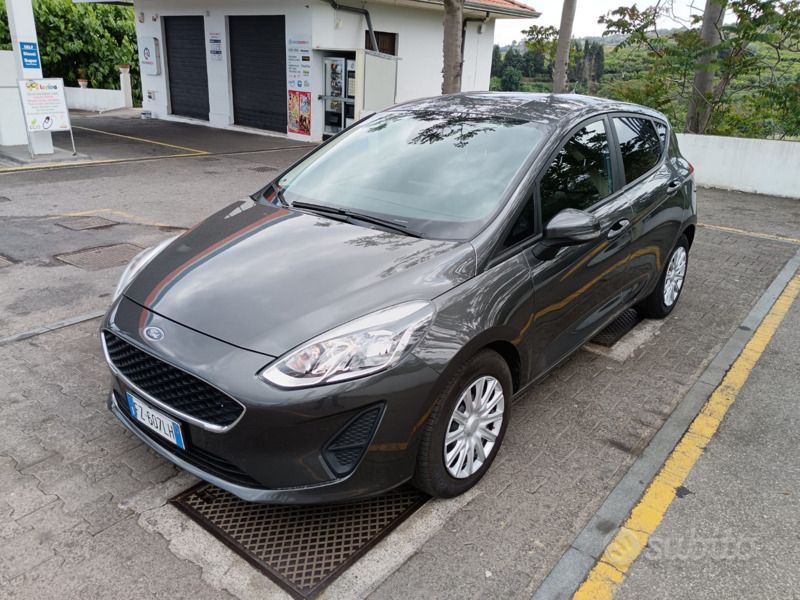 Usado Ford Fiesta 75 HP (55 kW) 2019 Cinzento Citadino