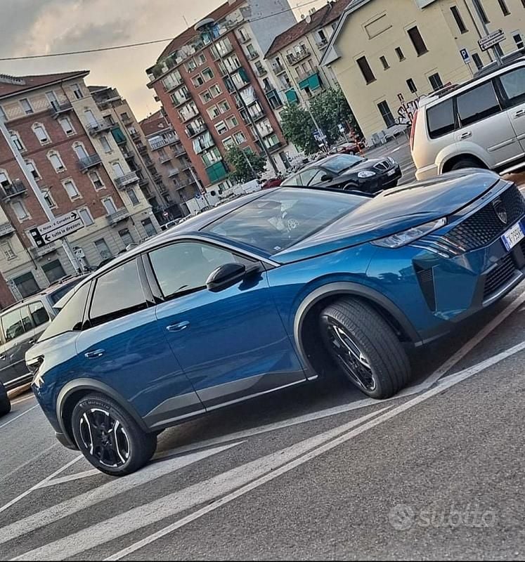 Usata Peugeot e-3008 169 kW (230 CV) 2024 Blu SUV