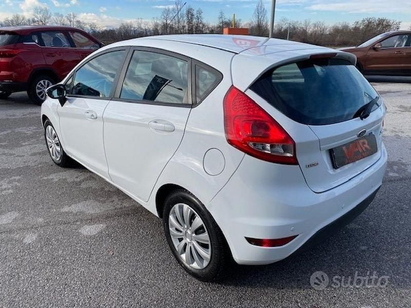 Usata Ford Fiesta 70 CV (51 kW) 2011 Bianco Utilitaria