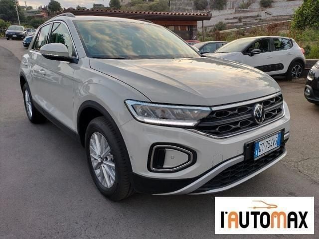 Bianco Nuova 2024 VW T-Roc Life SUV | 25.900 € (Cara) - Immagine 1/1