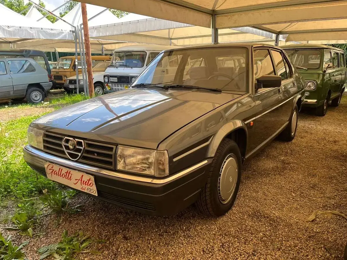 Usata Alfa Romeo 90 120 CV (88 kW) 1986 Grigio Berlina