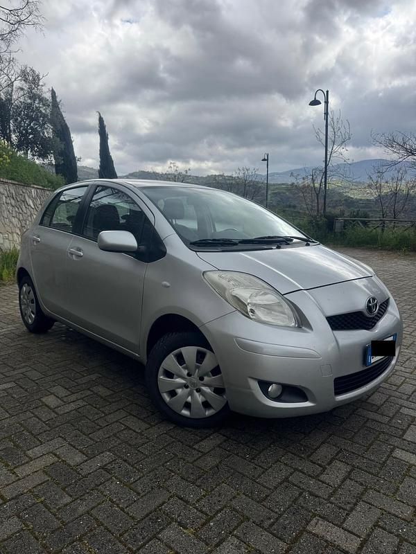 Usata Toyota Yaris 90 CV (66 kW) 2009 Grigio Utilitaria