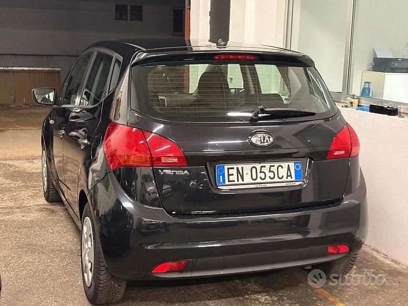 Usata Kia Venga 90 CV (66 kW) 2012 Nero Utilitaria