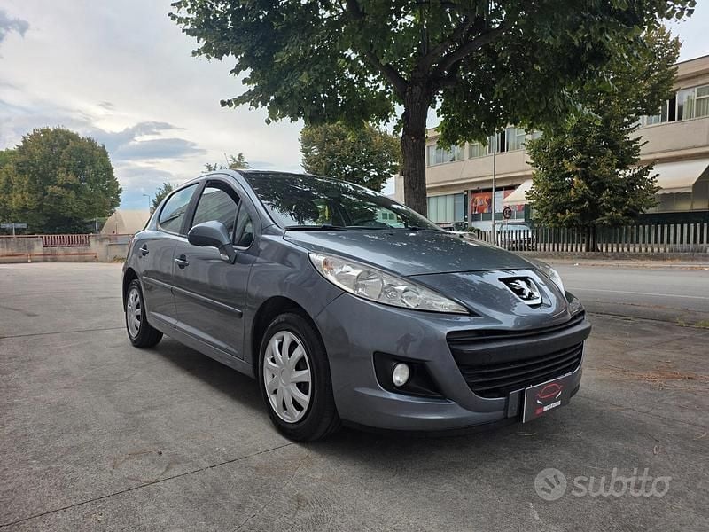 Grigio Usata 2010 Peugeot 207 Tre volumi | 3500 € (Buon prezzo) - Immagine 1/4