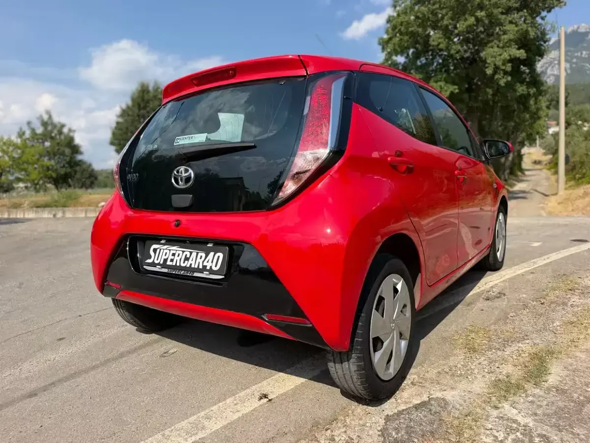 Usata Toyota Aygo 69 CV (50 kW) 2017 Rosso Utilitaria