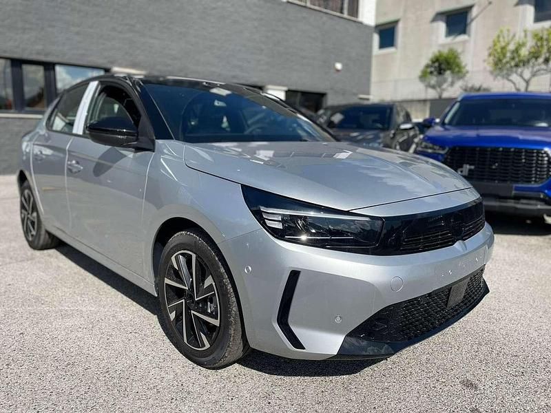 Argento Nuova 2025 Opel Corsa Tre volumi | 15.990 € (Buon prezzo) - Immagine 1/4