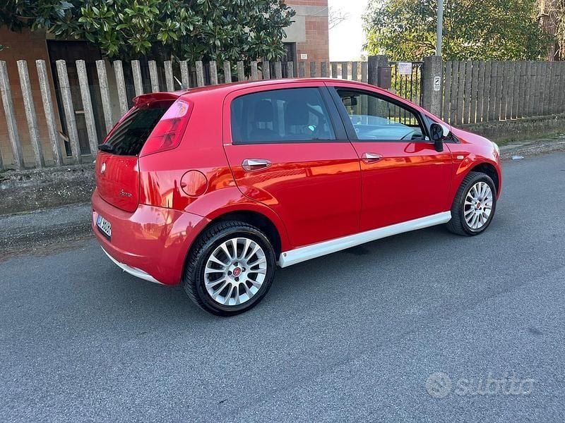 Usata Fiat Grande Punto Active 69 CV (50 kW) 2009 Rosso Utilitaria