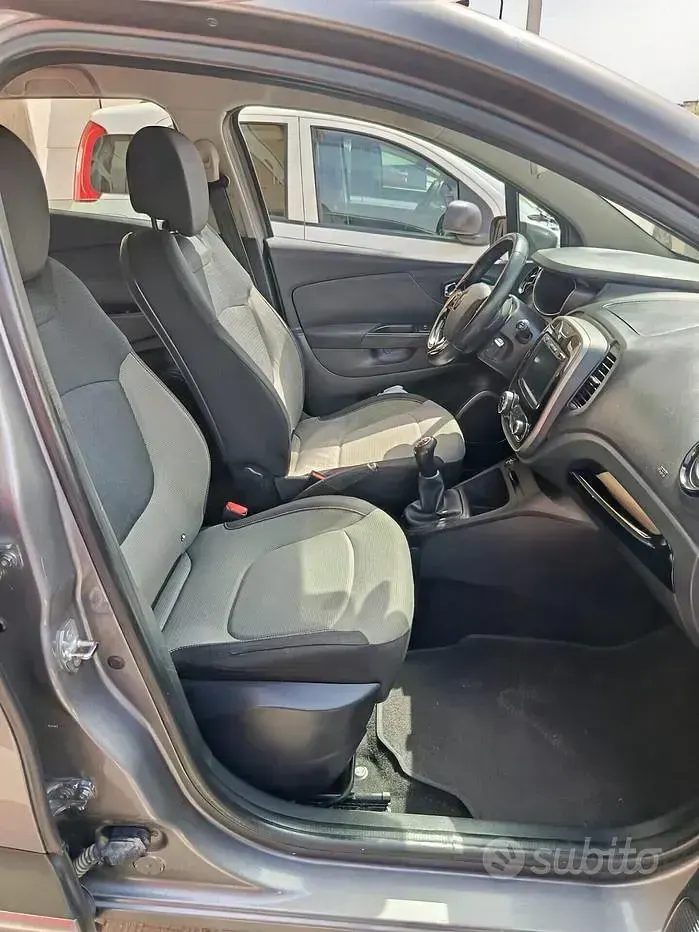 Usata Renault Captur 90 CV (66 kW) 2013 Grigio SUV