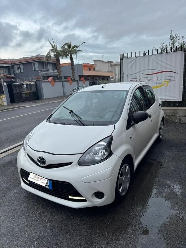 Usata Toyota Aygo Connect Style 67 CV (49 kW) 2012 Bianco Utilitaria