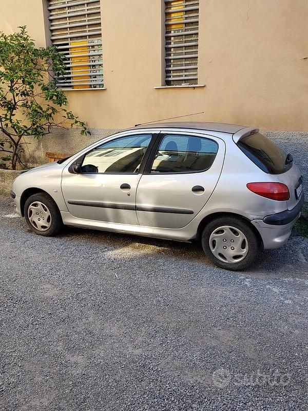 Grigio Usata 2002 Peugeot 206 Due volumi | 750 € - Immagine 1/2