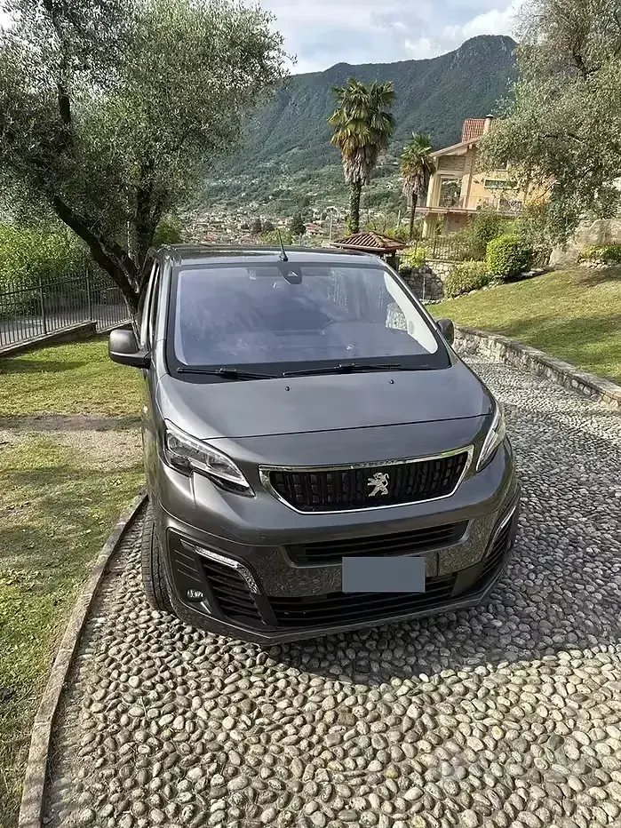 Begagnad Peugeot Traveller 116 HK (85 kW) 2017 Grå Minibuss