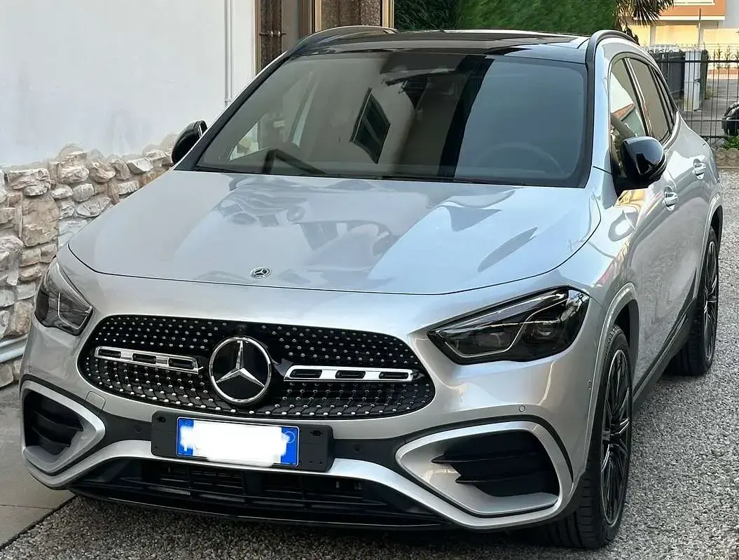 Usata Mercedes GLA200 AMG Line Premium Plus 163 CV (119 kW) 2023 Argento SUV