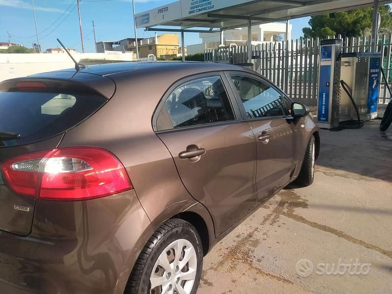 Usata Kia Rio 2013 Marrone Utilitaria
