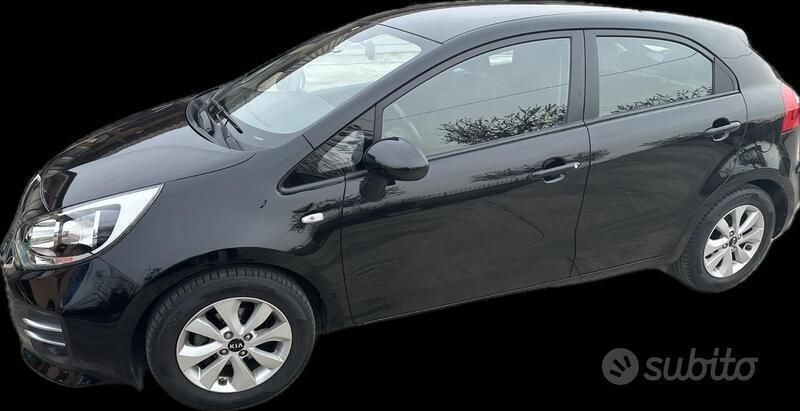 Nero Usata 2017 Kia Rio Tre volumi | 8500 € (Buon prezzo) - Immagine 1/4
