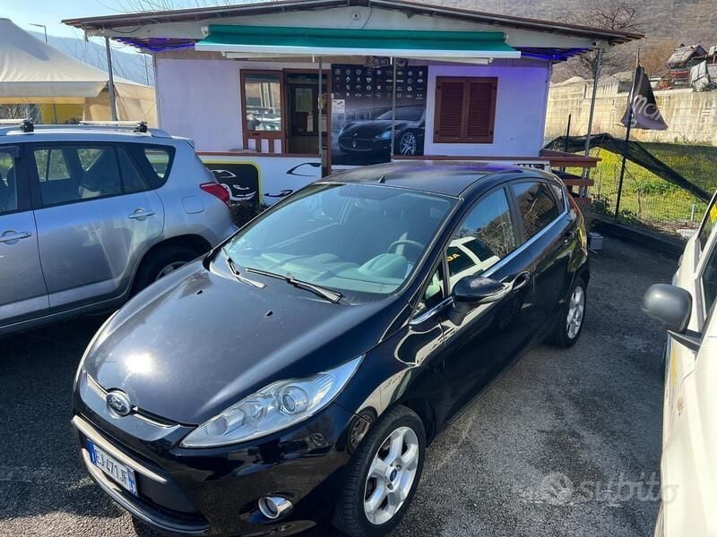Nero Usata 2012 Ford Fiesta Business Edition Utilitaria | 5450 € (Buon prezzo) - Immagine 1/4