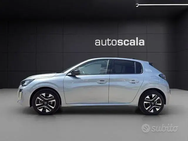 Usata Peugeot 208 Allure 101 CV (74 kW) 2024 Vari colori Utilitaria