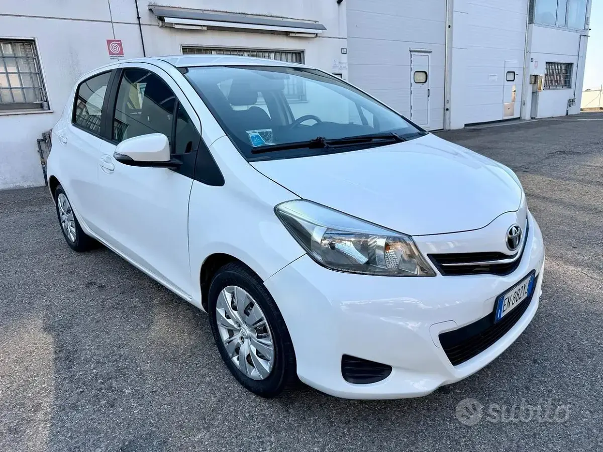 Usata Toyota Yaris Lounge 69 CV (50 kW) 2012 Bianco Utilitaria