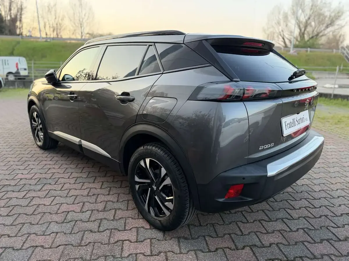 Usata Peugeot 2008 Allure 131 CV (96 kW) 2022 Grigio platinum SUV