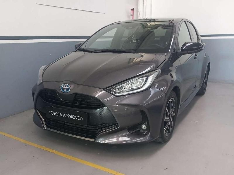 Grigio Usata 2021 Toyota Yaris Hybrid Lounge Tre volumi | 17.500 € (Buon prezzo) - Immagine 1/3