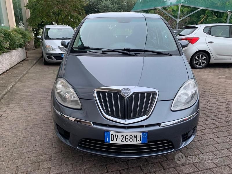 Grigio Usata 2009 Lancia Musa Monovolume | 4000 € (Buon prezzo) - Immagine 1/4