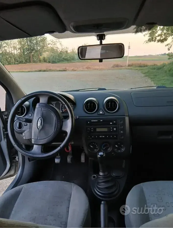 Usata Ford Fiesta Ghia 68 CV (50 kW) 2003 Grigio Utilitaria