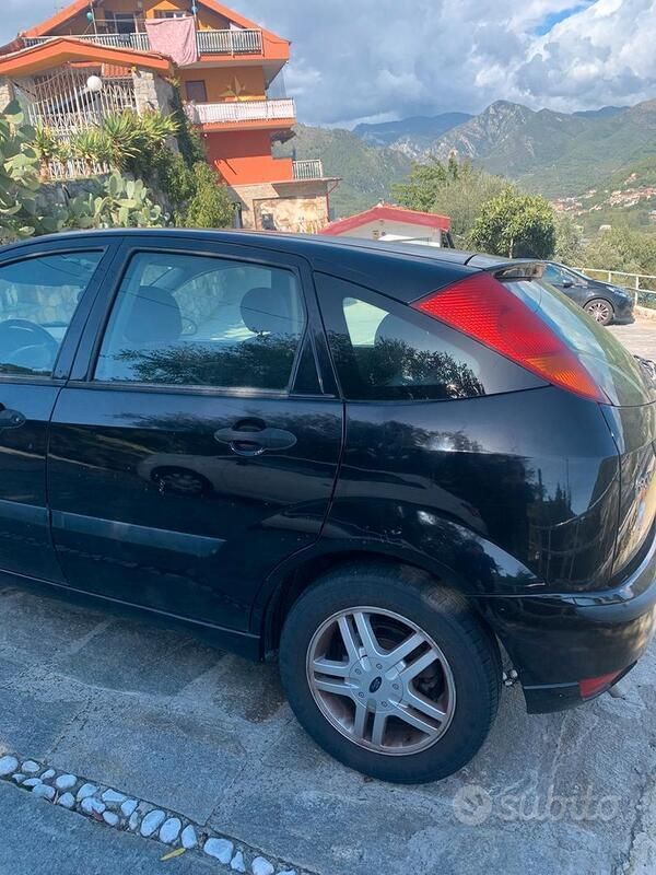 Usata Ford Focus 116 CV (85 kW) 2003 Nero Utilitaria