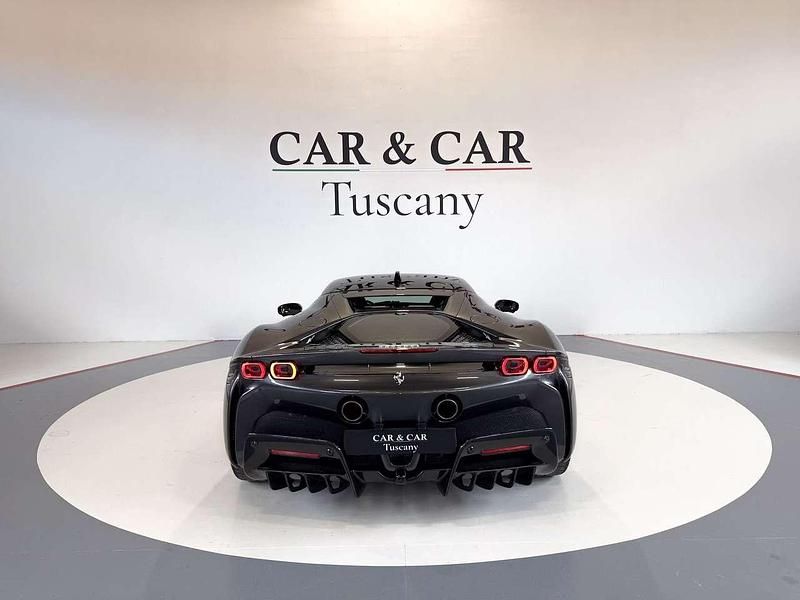 Usata Ferrari SF90 1001 CV (736 kW) 2024 Grigio Coupé