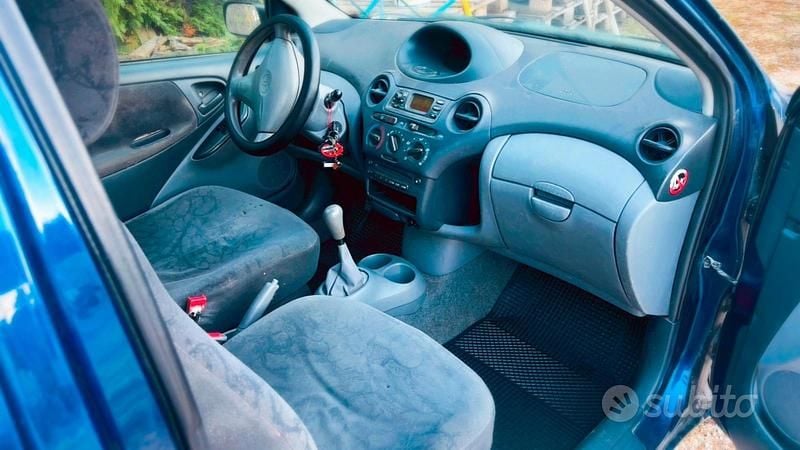 Usata Toyota Yaris 68 CV (50 kW) 2002 Blu Utilitaria