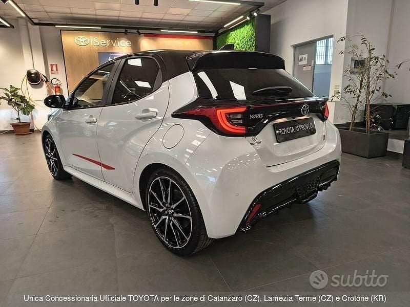 Usata Toyota Yaris Hybrid Sport 115 CV (84 kW) 2022 Bianco Berlina