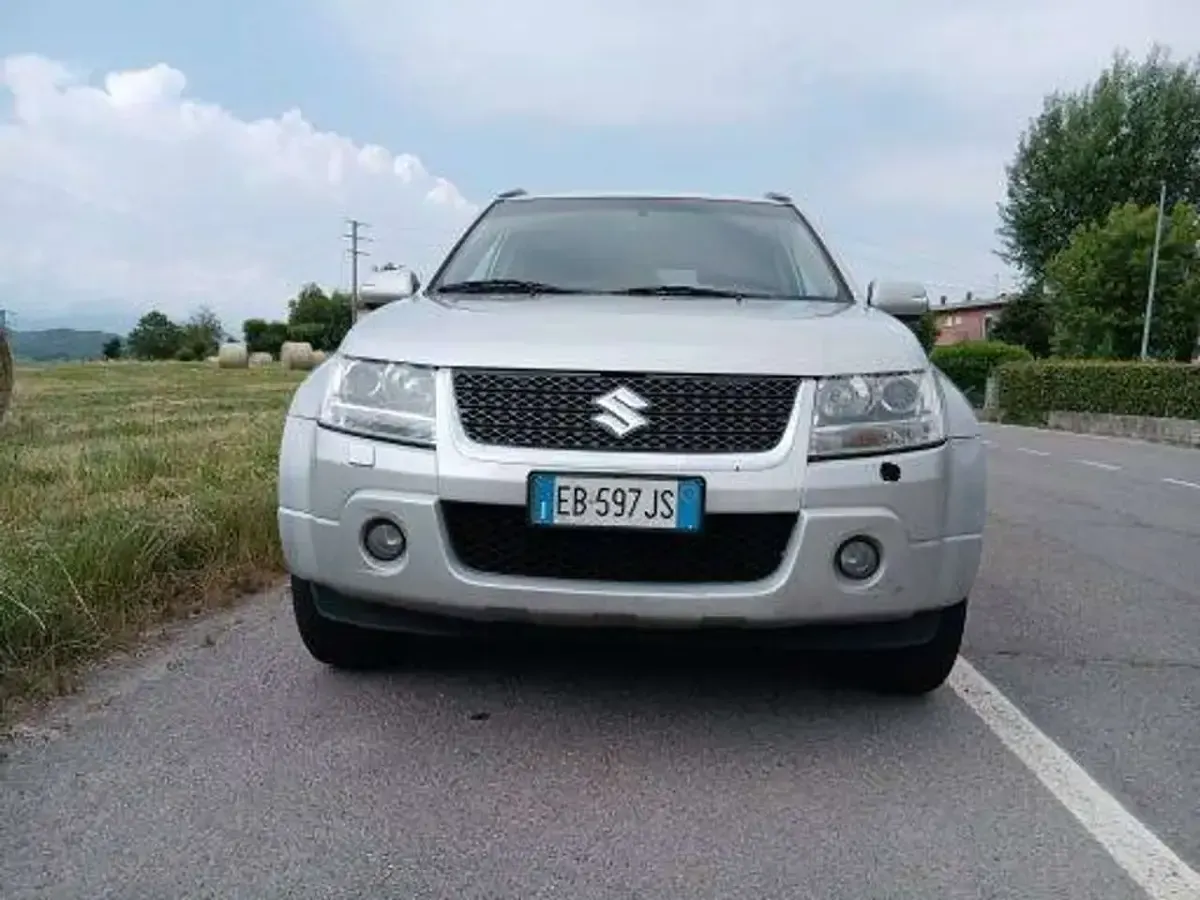 Usata Suzuki Grand Vitara 129 CV (94 kW) 2010 Argento SUV