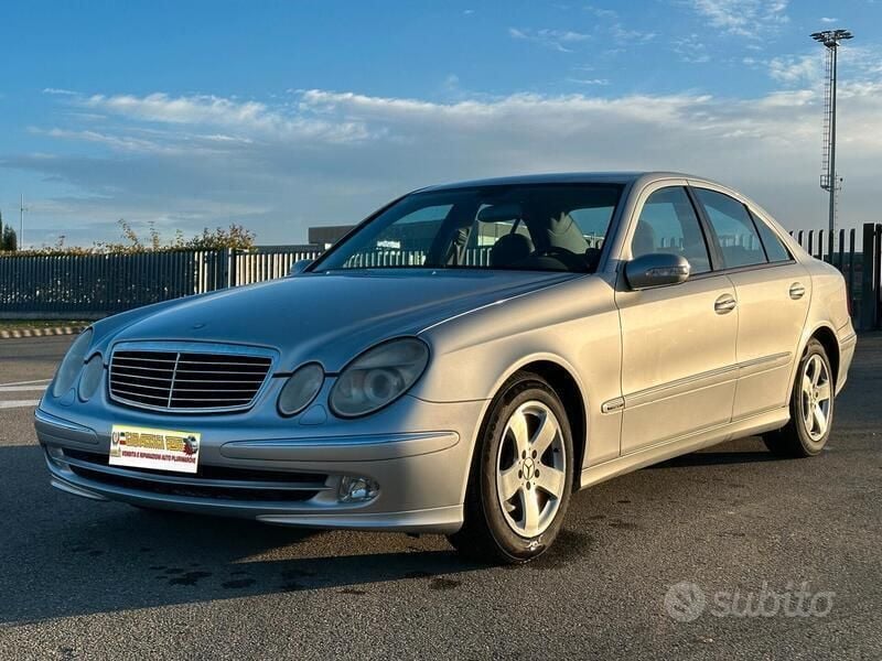Usata Mercedes E220 Avantgarde 150 CV (110 kW) 2003 Argento Berlina