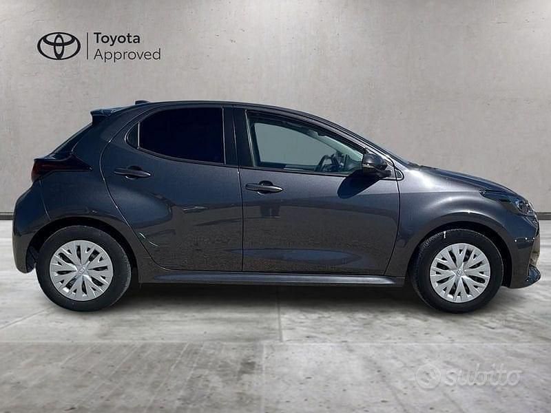 Usata Toyota Yaris Active 72 CV (52 kW) 2021 Grigio Utilitaria