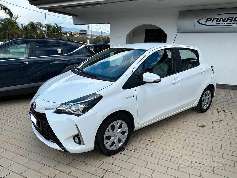 Usata Toyota Yaris Hybrid Business Edition 73 CV (53 kW) 2021 Bianco Berlina