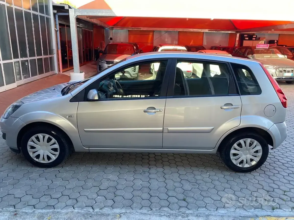 Usata Ford Fiesta 75 CV (55 kW) 2007 Grigio Utilitaria