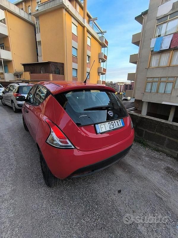 Usata Lancia Ypsilon 69 CV (50 kW) 2019 Rosso Utilitaria