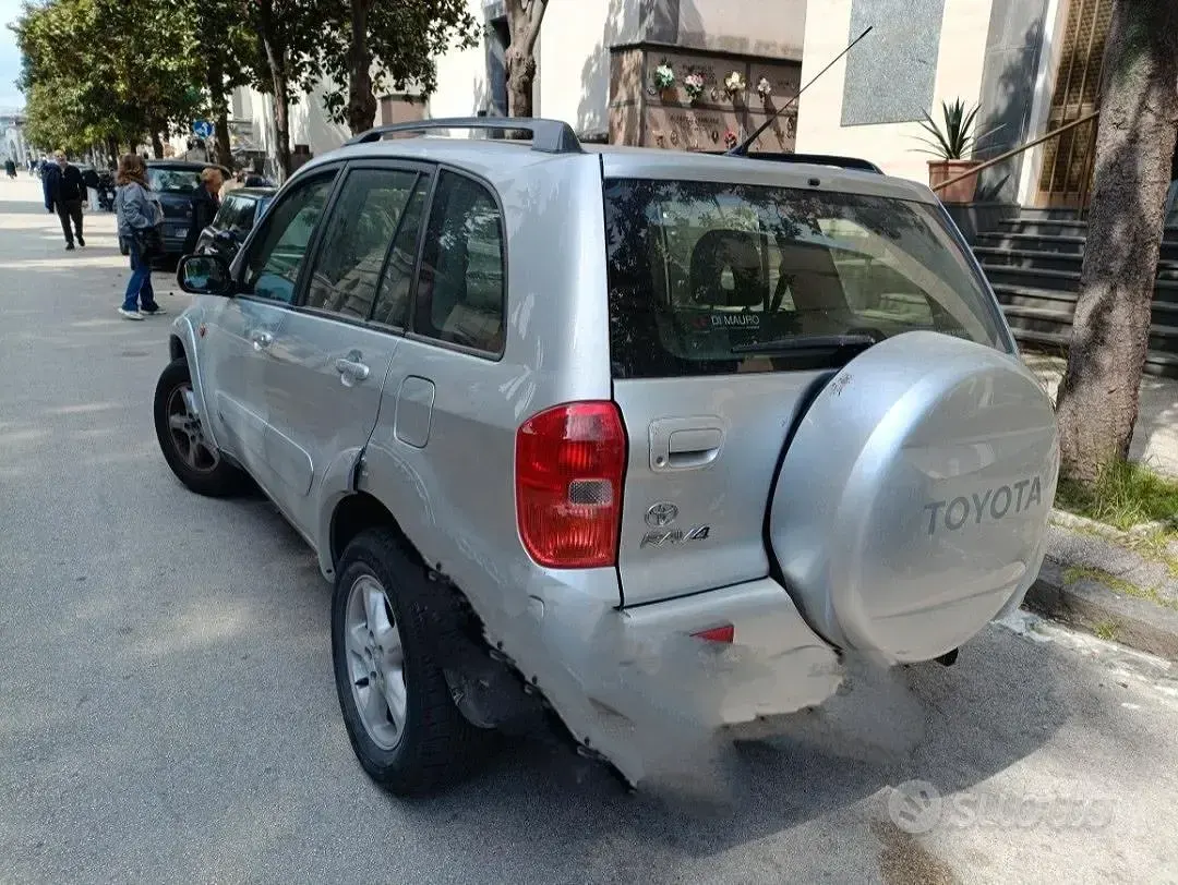 Usata Toyota RAV4 128 CV (94 kW) 2001 Grigio SUV