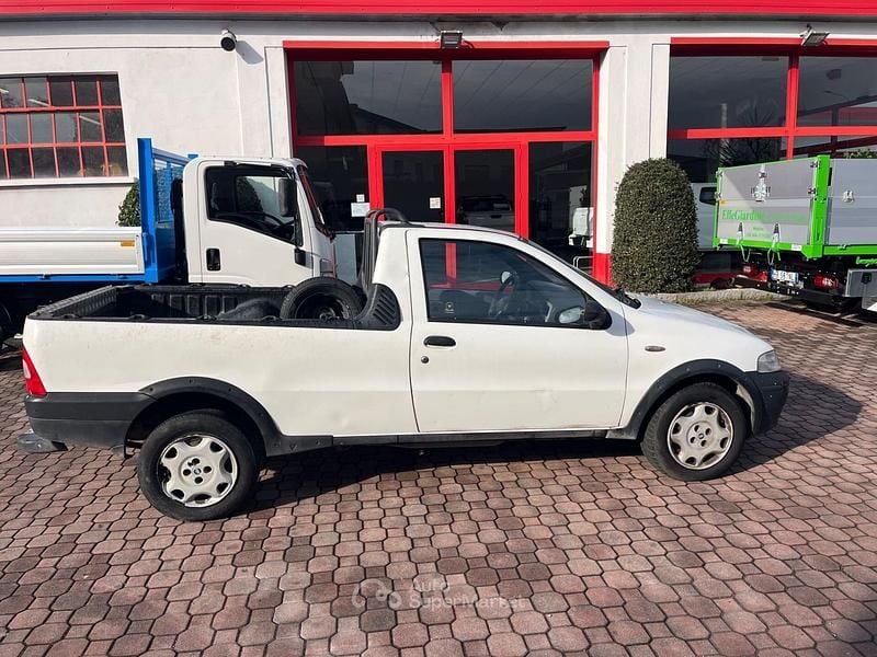 Usata Fiat Strada 80 CV (58 kW) 2005 Bianco Pick-up
