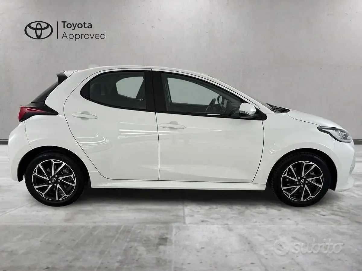 Usata Toyota Yaris Hybrid Trend 92 CV (67 kW) 2022 Bianco Berlina