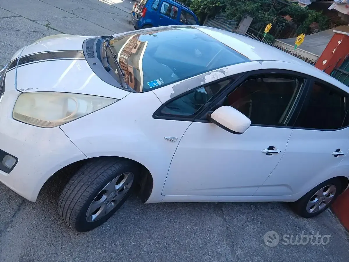 Usata Kia Venga 90 CV (66 kW) 2010 Bianco Utilitaria