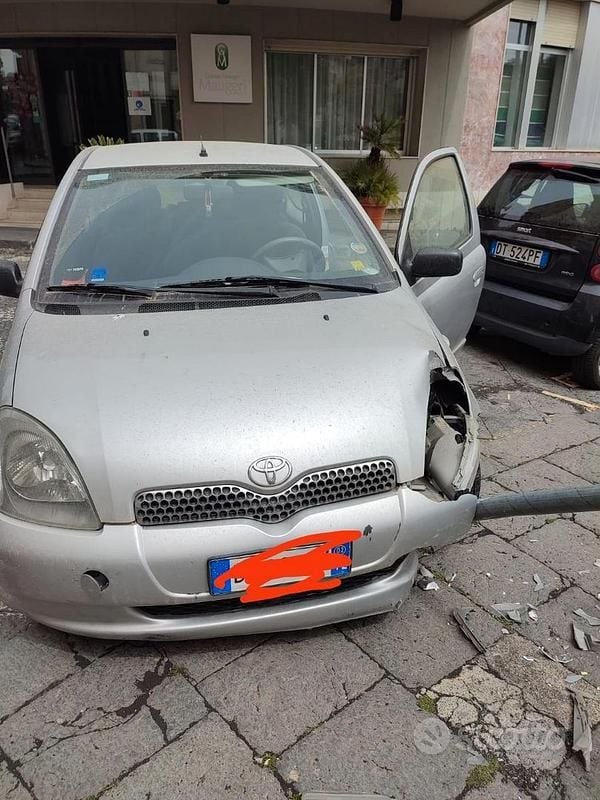 Usata Toyota Yaris 68 CV (50 kW) 2002 Grigio Utilitaria