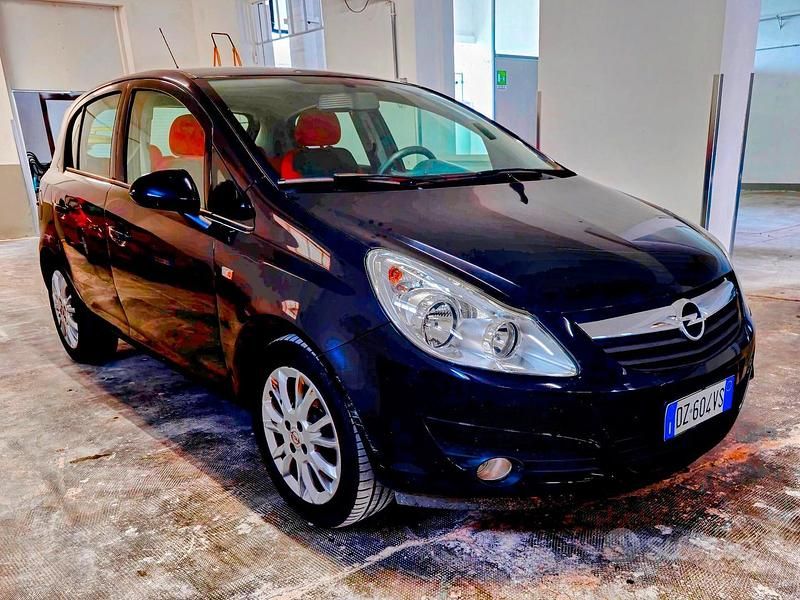 Nero Usata 2010 Opel Corsa Cosmo Tre volumi | 3500 € (Buon prezzo) - Immagine 1/4